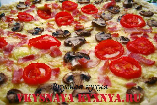 Пицца с ветчиной, грибами, сыром и помидорами