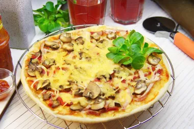 Пицца с ветчиной грибами и сыром