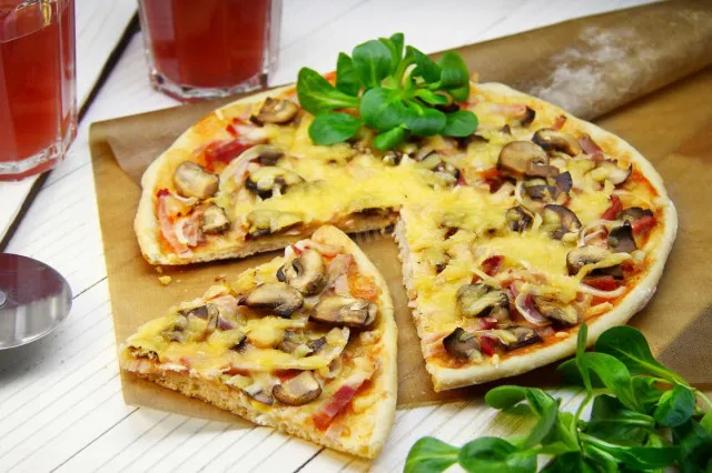 Пицца с ветчиной грибами и сыром