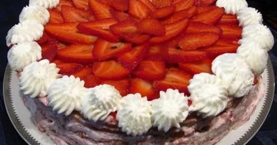 Ягодный торт с клубникой на сгущенке