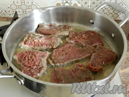 В сковороде разогреть растительное масло и обжарить кусочки мяса с обеих сторон.