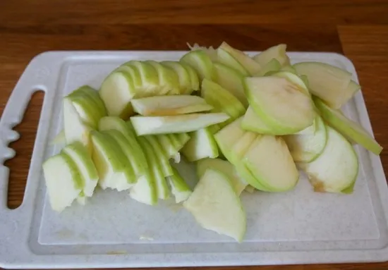 Вырежем сердцевинки и нарежем яблочки
