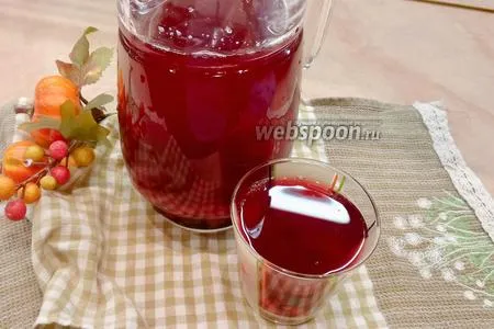 Фото рецепта Компот из вишни, красной смородины и ежевики