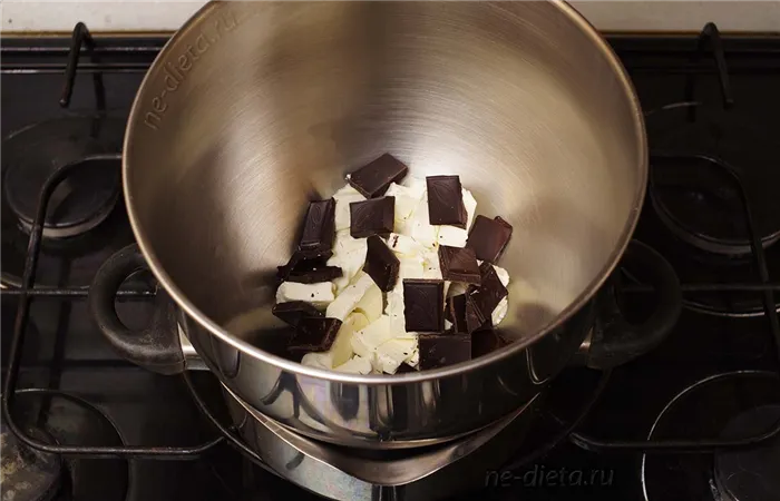Шоколад поломать на квадратики, масло порезать кубиками