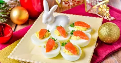 Закуска яйца с красной рыбой на Новый год Кролика 2023