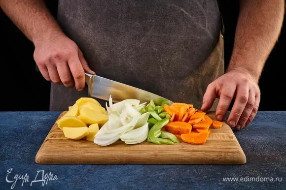 Картофель, морковь, лук, сельдерей нарежьте крупно.