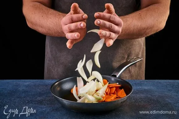 Обжарьте в сковороде на сливочном масле лук и морковь.