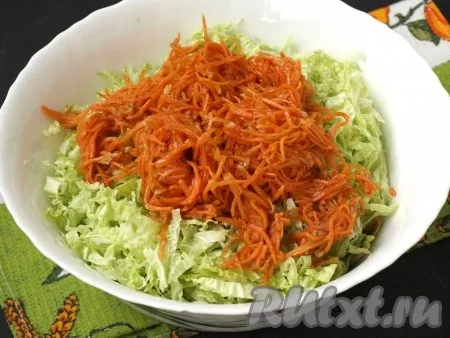 Нарезать пекинскую капусту, добавить в миску. Туда же добавить корейскую морковь. 