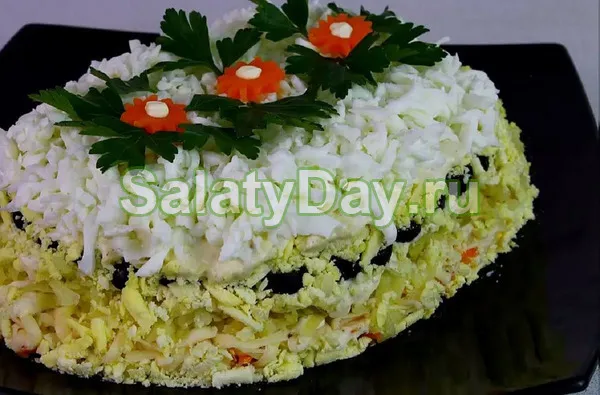Овощной салат «Лебединый пух» с плавлеными сырками, маслинами