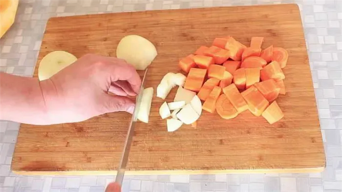 нарезаем лук и морковку