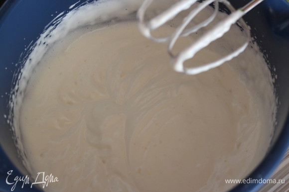 Для бисквитного теста взбиваем яйца с сахаром до белой воздушной массы. Масса при взбивании должна увеличиться в 2,5–3 раза. После постепенно добавляем муку и промешиваем на малых оборотах миксера.
