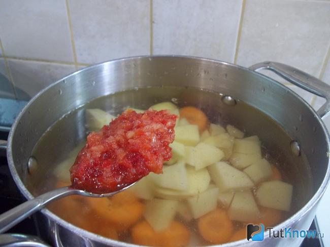 В кастрюлю добавлена консервированная приправа для супа