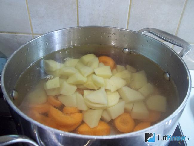 Картофель отправлен вариться в кастрюлю к моркови