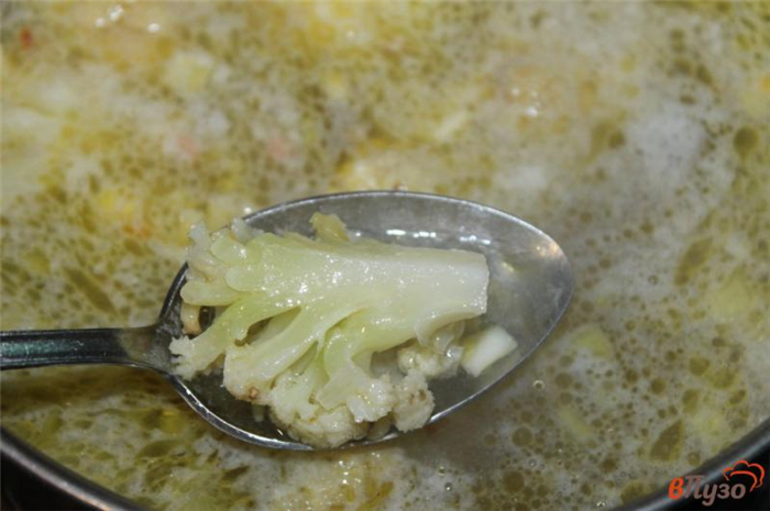 Фото приготовление рецепта: Картофельный суп с фрикадельками и цветной капустой шаг №5