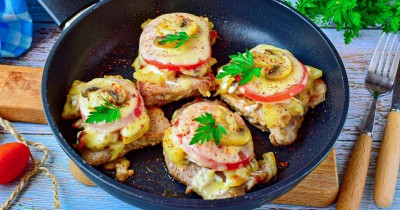 Мясо по французски на сковороде с картошкой и грибами