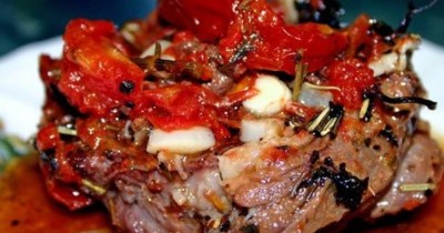 Свиное мясо по французски с помидорами и грибами и картошкой