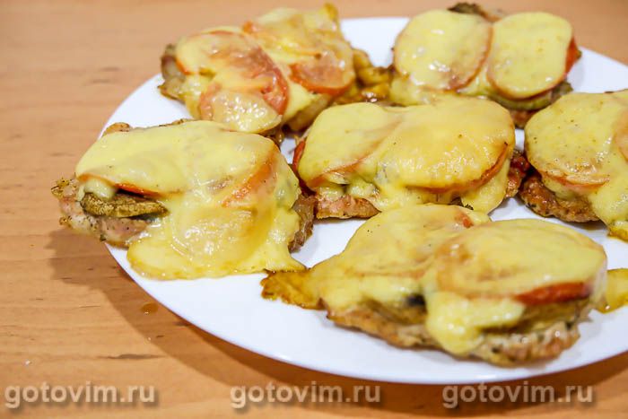 Мясо по-французски с помидорами, грибами и сыром. Фотография рецепта