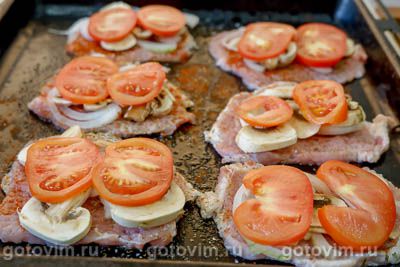 Мясо по-французски с помидорами, грибами и сыром, Шаг 04
