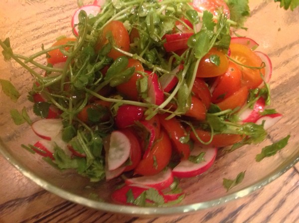 Салат из помидоров черри с редисом и проростками гороха