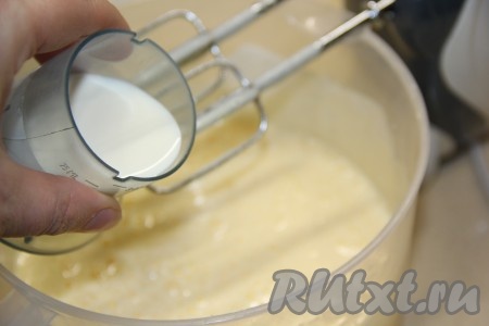 В яично-сахарную массу влить молоко и добавить ванильный сахар, взбить миксером в течение пары секунд (до однородности). 