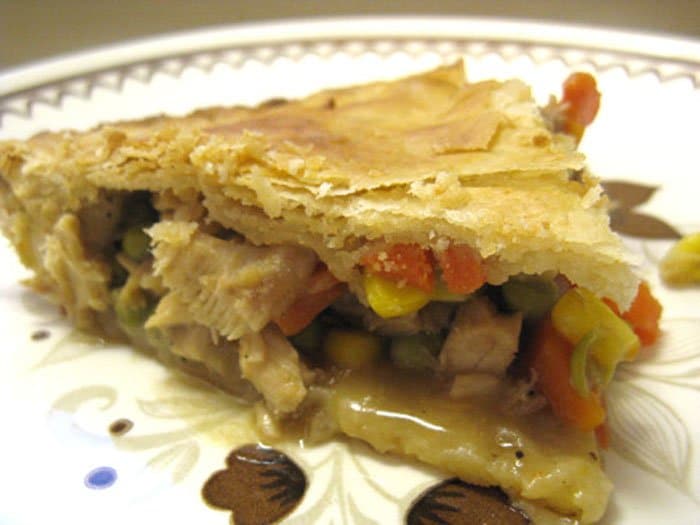 Домашний пирог с начинкой из овощей и мяса - рецепт с фото