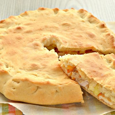 Пирог с начинкой из картофеля и курицы - рецепт с фото
