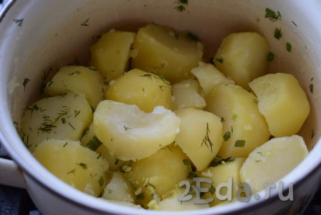Картофель для этого салата можно сварить как в мундире, так и очищенный. Я очистила картошку, поместила её в кастрюлю с кипящей подсоленной водой и варила до готовности (примерно, 25 минут). Затем воду слила, к картофелю добавила немного мелко нарезанного укропа. Картошка не должна быть разваренной, она должна держать форму.