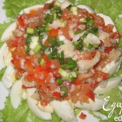 Салат из отварной рыбы и овощей