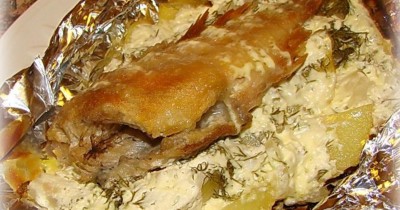 Морской окунь в фольге с картофелем и луком