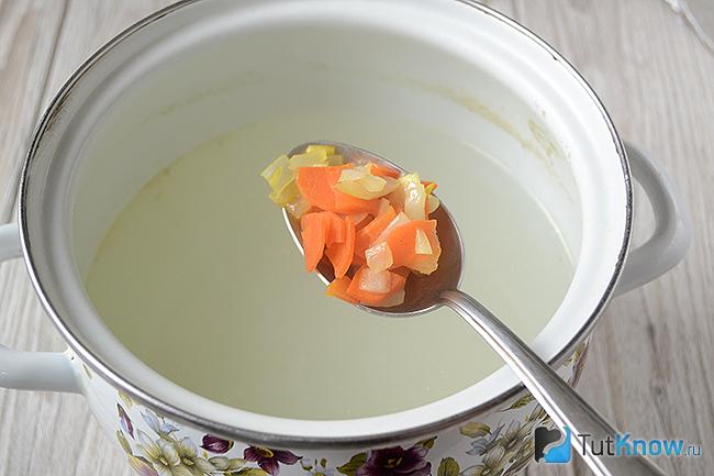 Добавление в суп морковки с луком