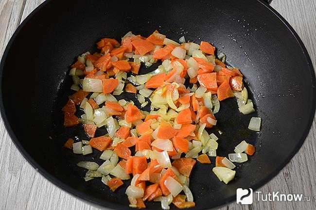 Морковка и лук жарятся на сковороде
