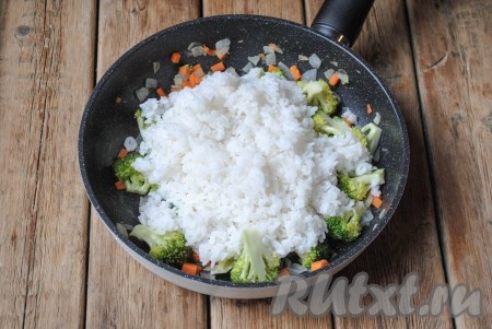 В сковороду к овощам отправить рис. 