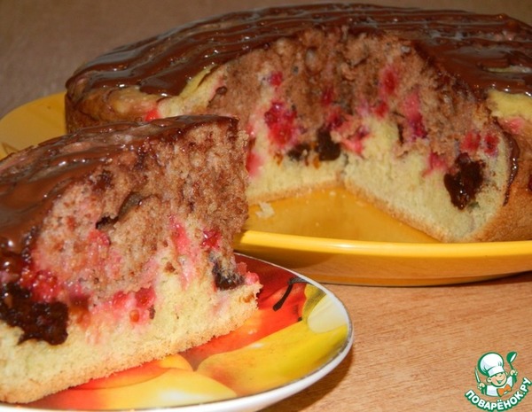 Пирог с черносливом и красной смородиной