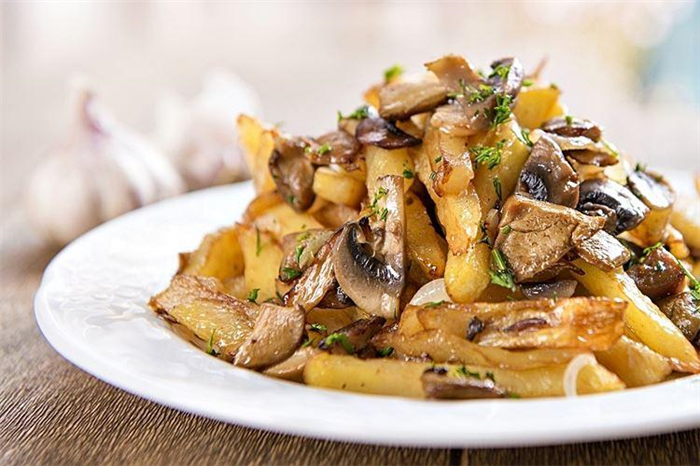 10 рецептов очень вкусной картошки с грибами на сковороде