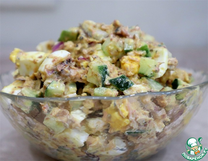 Рецепт: Салат с сайрой, яйцом и огурцом