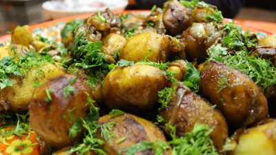 Грибы с картошкой и луком в казане на костре