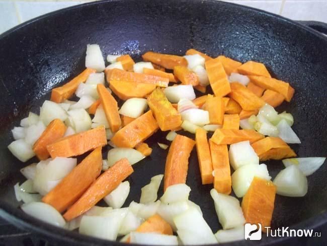 Лук и морковь жарятся в сковороде
