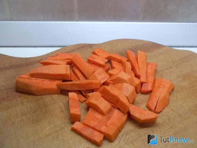 Морковь очищена и нарезана брусками