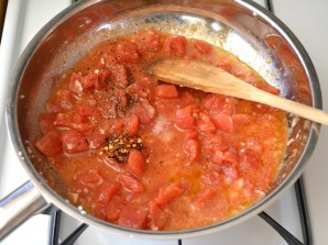 Паста с креветками, базиликом и помидорами - фото шаг 5