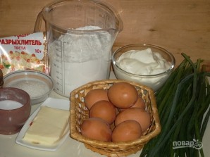 Пирог с луком и яйцами - фото шаг 1