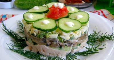 Салат с копченой белой рыбой и жареными шампиньонами
