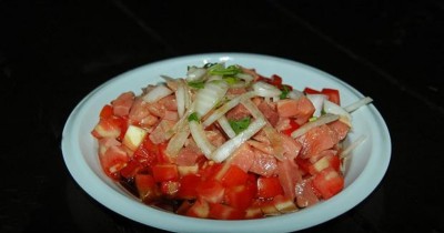 Салат с копченой красной рыбой и зеленым горошком
