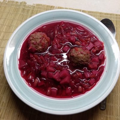 Красный борщ с фасолью и куриными фрикадельками - рецепт с фото