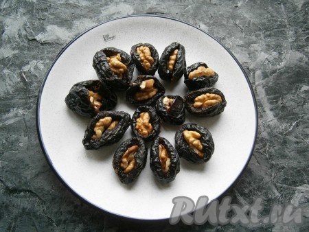 Выложить чернослив, фаршированный грецкими орехами, на тарелку (или в креманку). 