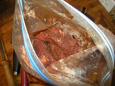 перемешиваем куски свинины со смесью специй