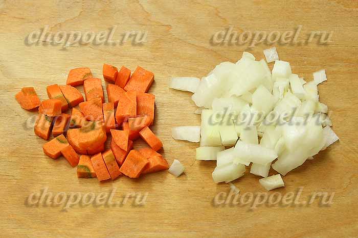 нарезали кубиками лук и морковь