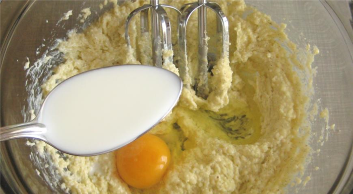 К маслу добавляем яйцо и молоко