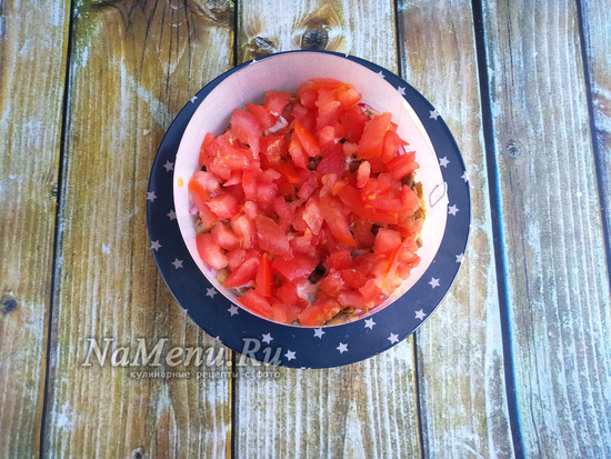 выложить слой помидора
