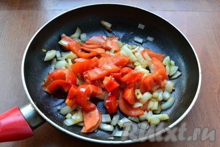 Далее добавить крупно нарезанный консервированный или свежий болгарский перец, перемешать и обжаривать ещё 5 минут, иногда помешивая. 