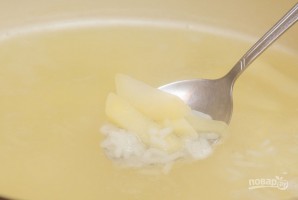 Горячий сырный суп с колбасой - фото шаг 4